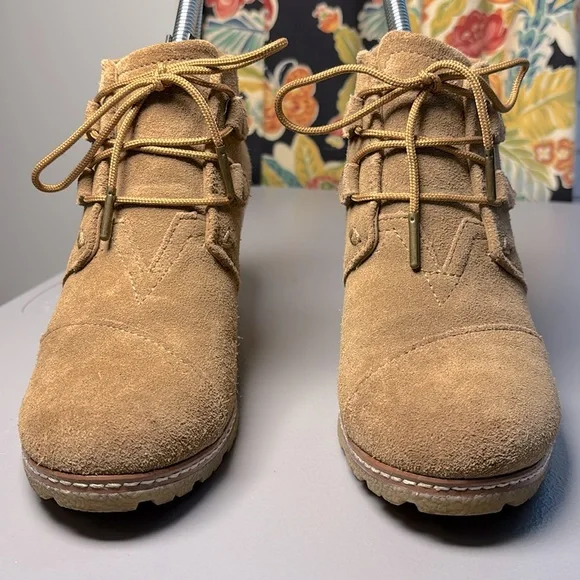 🎄SALE🎄TOMS 7.5 Wheat Brown Suede Leather Sherpa Wedge Ankle Desert Boots - Picture 4 of 8